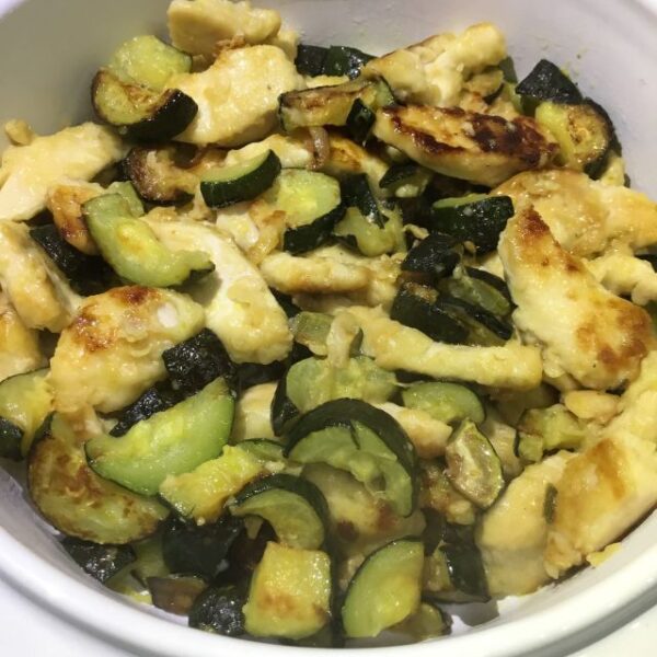 Stick di maiale con fiammiferi di zucchine +verdura+pane