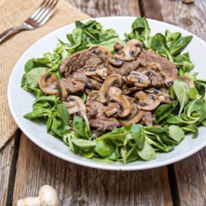 Straccetti di manzo ai funghi+verdura ripassata+pane